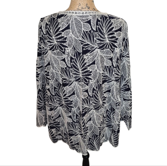 Solitaire Elegant Blue and White Embroidered Leaf Pattern Top Plus Size 2X New - Picture 3 of 6